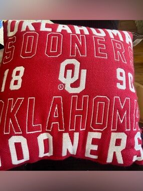 NWT Oklahoma Sooners Red Logo Knit Accent  Pillow— need a small repair